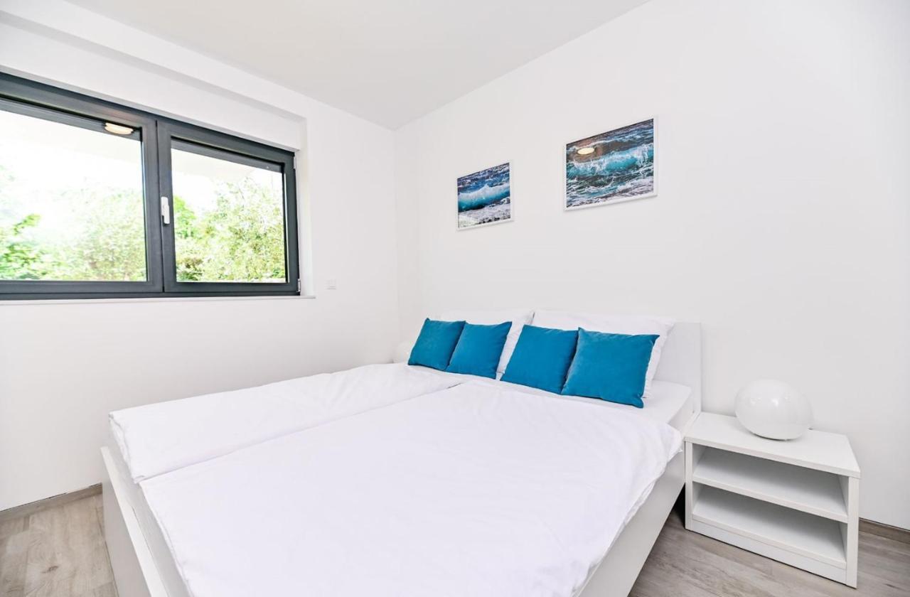 Apartment Flori With Sea View Malinska Exterior foto