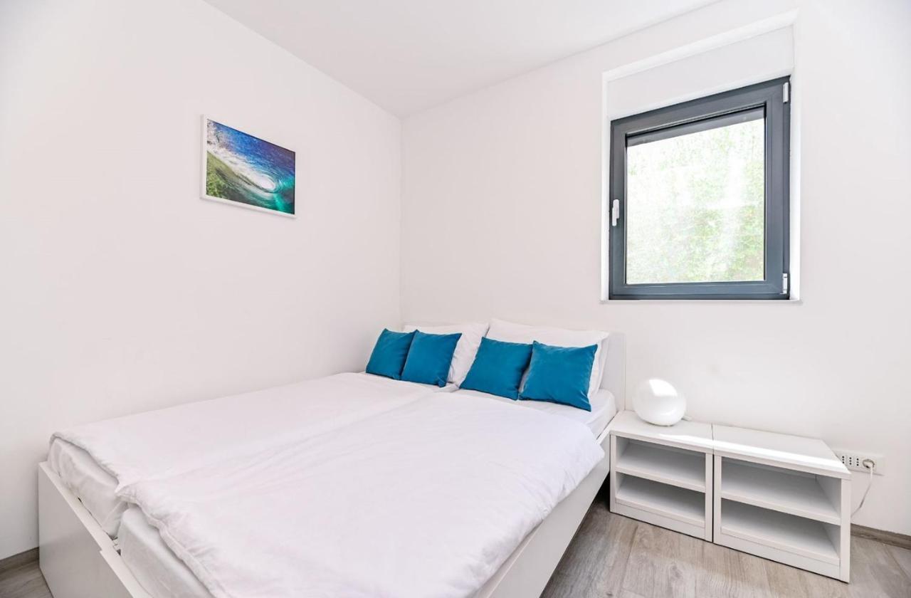 Apartment Flori With Sea View Malinska Exterior foto